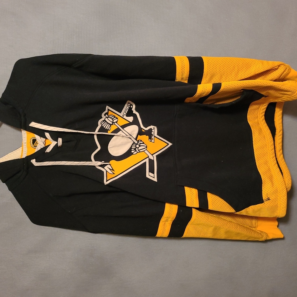 NHL penguins Hoodie. Large